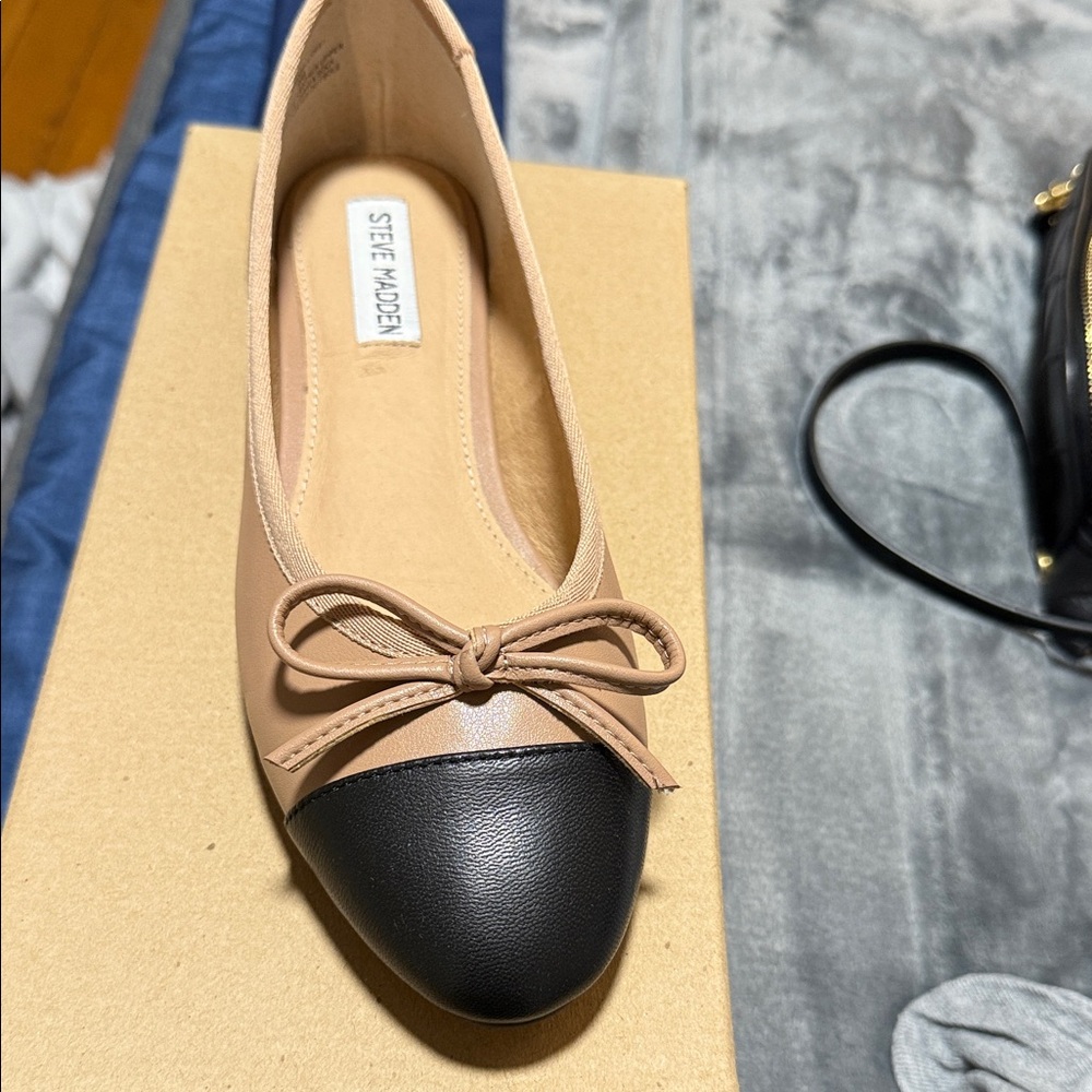 Steve Madden Black and Tan Bow Flats